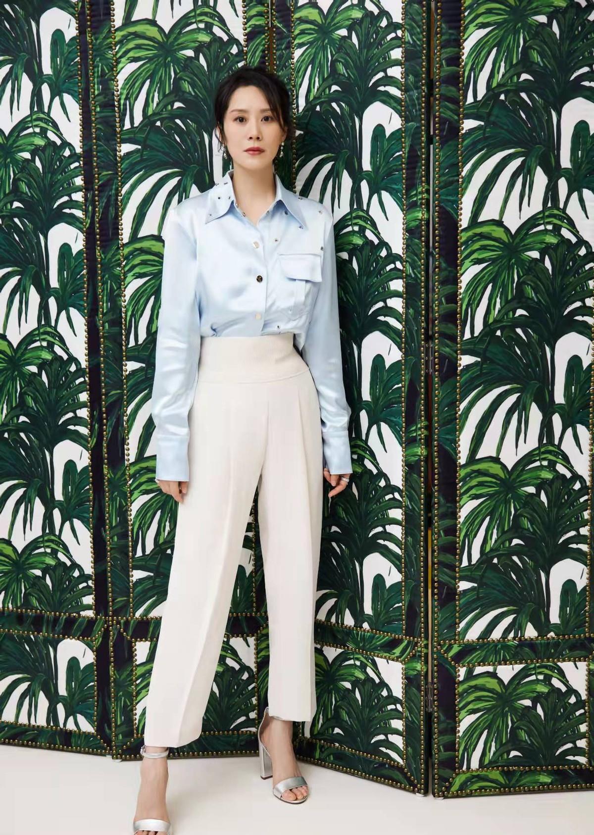 海清扎高马尾愈发年轻高领毛衣配牛仔裙很潮流毫无阿姨感