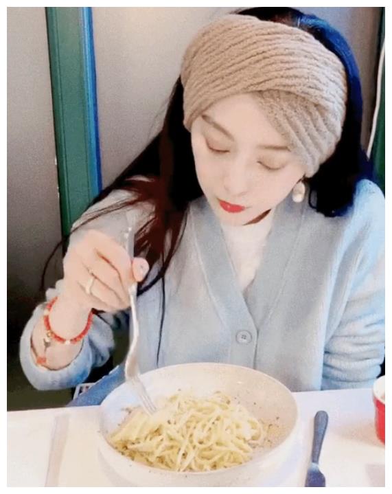 范冰冰近况发福明显肩膀宽厚胳膊圆润前后七人跟随架势大