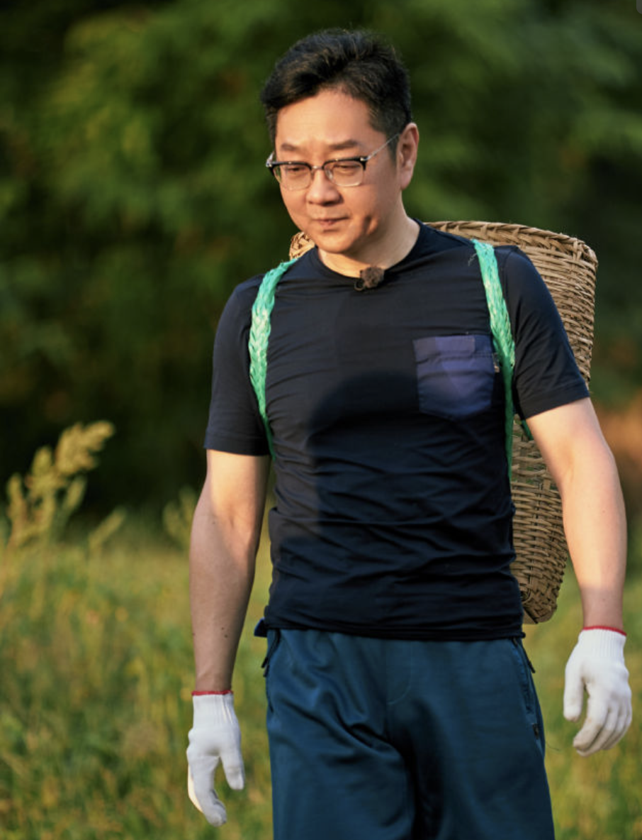 2/ 6照片中的张绍刚很是年轻帅气,西装笔挺的他气质十足.