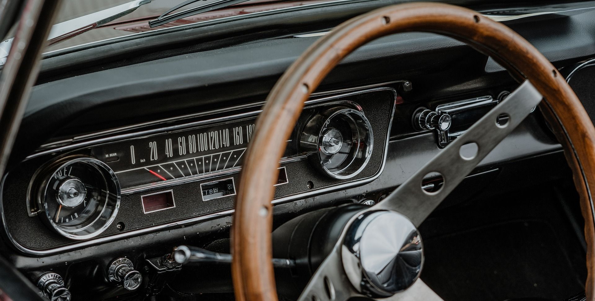 见过几十年前的福特野马内饰么?经典就是经典