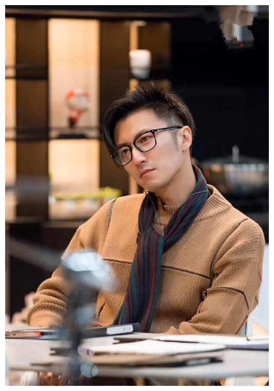 谢霆锋身穿一件针织衫,把围巾也给系上,又潮气质又很好!