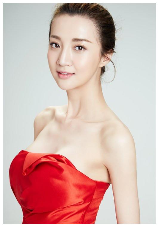 香港女演员郑雅文,形象优雅美丽,身材高挑纤细