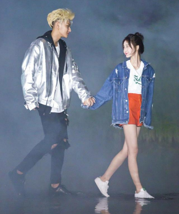 黄子韬徐艺洋恋情新证据拍戏直播回家全程合体此前曾否认