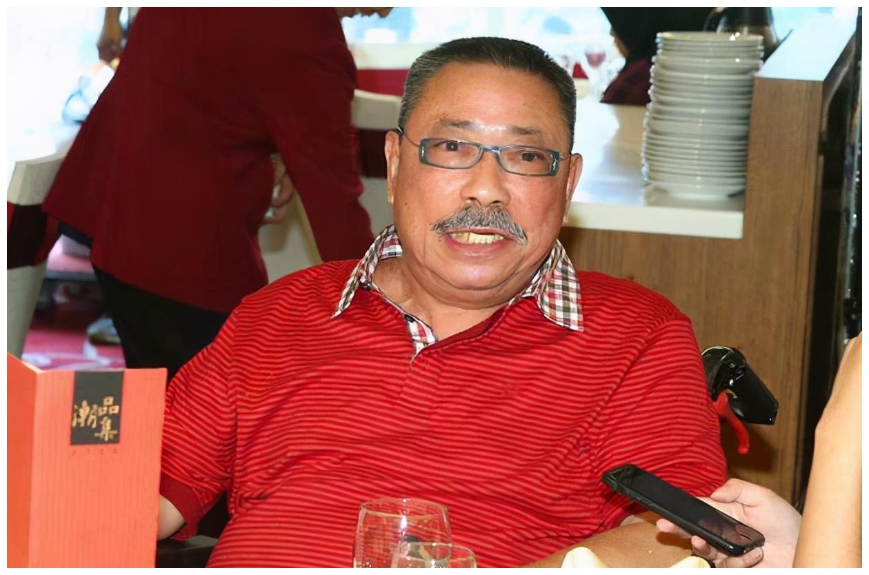 "雷老虎"坐轮椅现身,一生未婚无儿女,去世后200万遗产给保姆