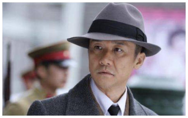 他被自己老婆捧13年,成名后却另寻新欢,今前妻嫁入豪门他仍单身