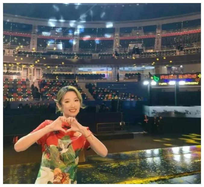 EDG夺冠,翻译小姐姐也火了!中英韩三语无缝切换,圈粉大批网友休闲区蓝鸢梦想 - Www.slyday.coM EDG夺冠,翻译小姐姐也火了!中英韩三语无缝切换,圈粉大批网友休闲区蓝鸢梦想 - Www.slyday.coM