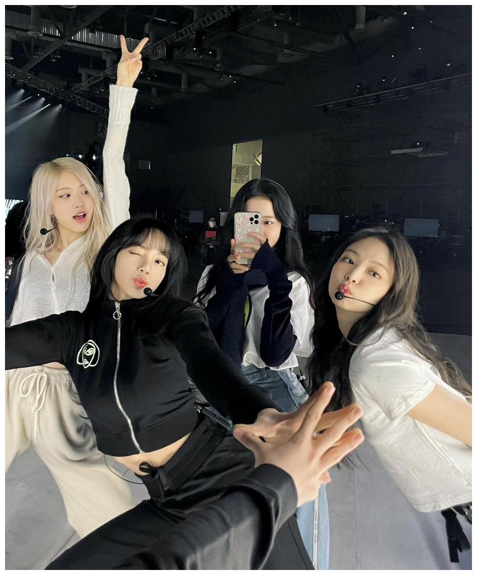 1月27日,blackpink成员rose在社交平台分享演唱会彩排