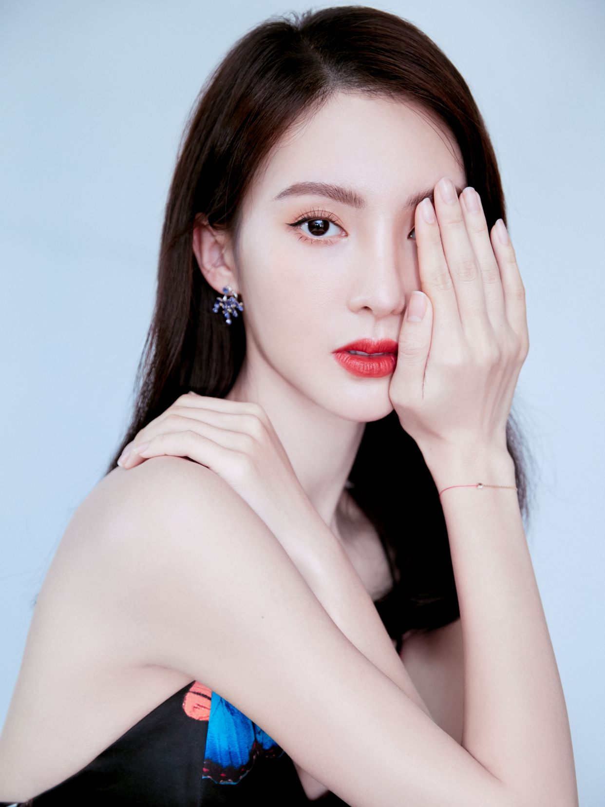 金晨终于放开了穿印花吊带长裙美背吸睛