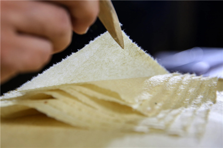 广东家长乐带孩子去学习体验非遗肇庆宝锭山古法造纸成热门