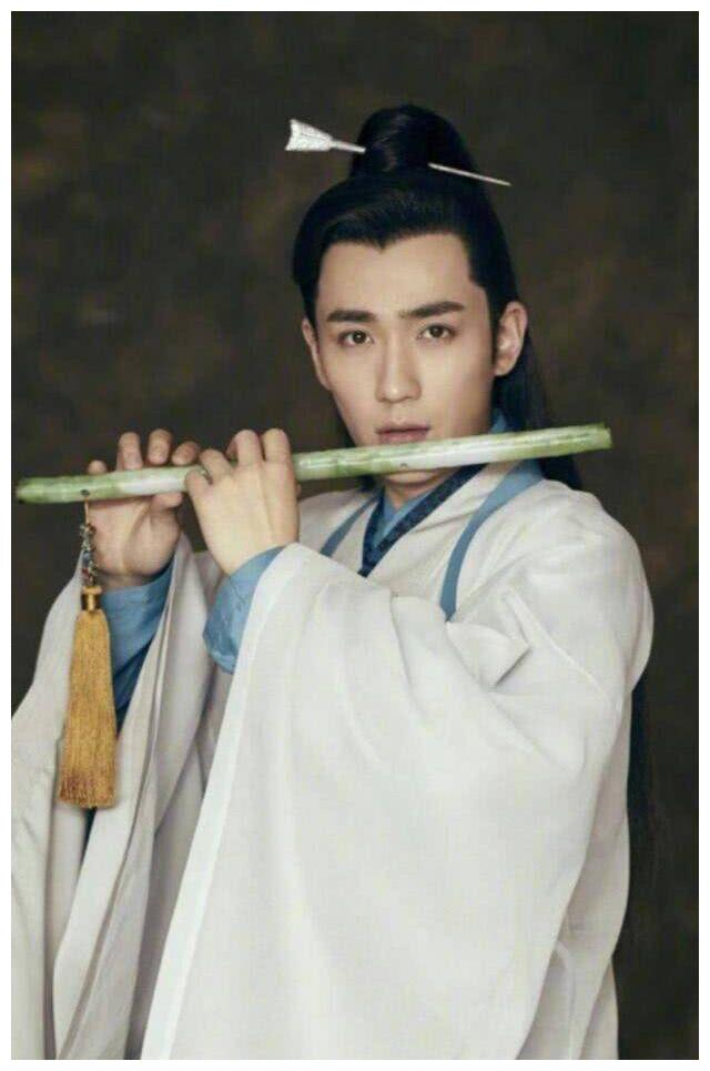 男明星古装吹笛子,肖战超帅,但古天乐吹的是拖布杆吗?