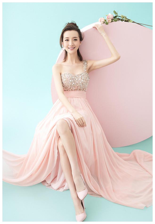 香港女演员郑雅文,形象优雅美丽,身材高挑纤细