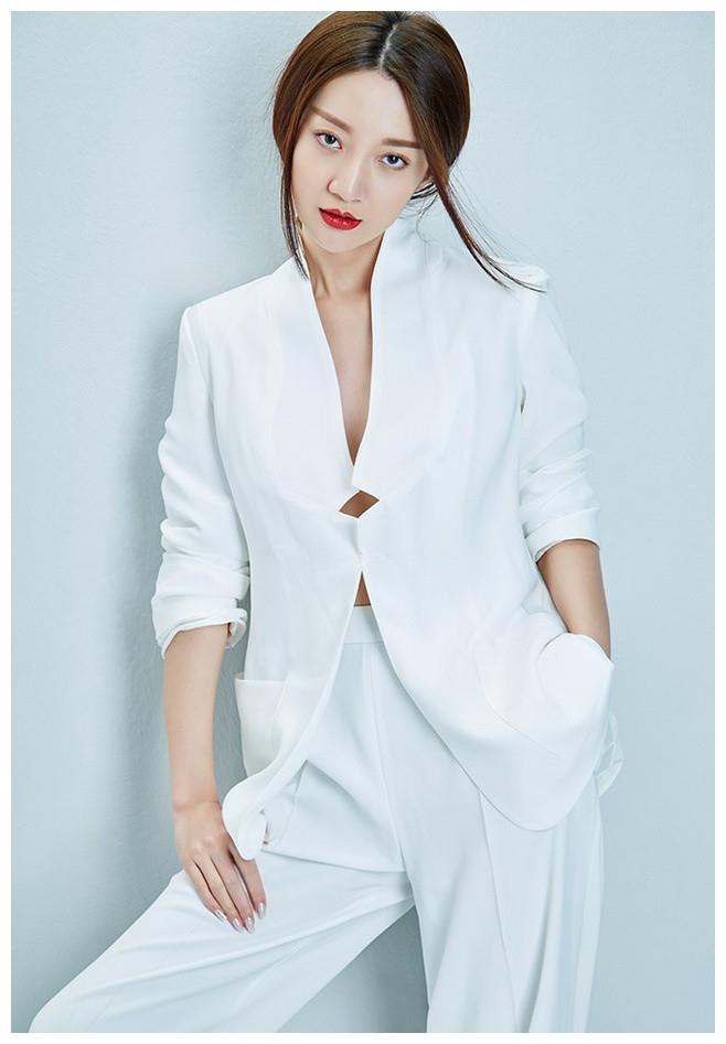 香港女演员郑雅文,形象优雅美丽,身材高挑纤细