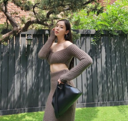 韩国女艺人李多喜sns发照穿毛衣裙秀身材