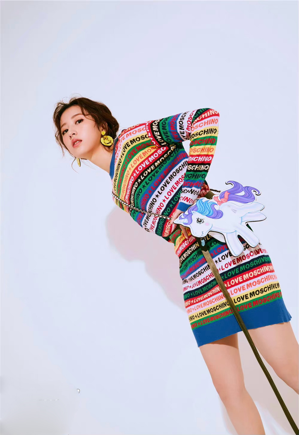 周雨彤2018年昕薇杂志写真大片清野颜是时下很流行的一个词