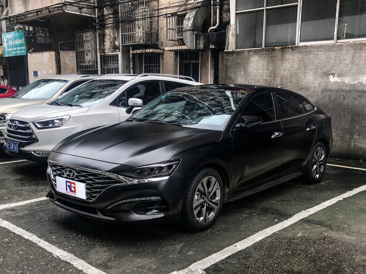 贴膜,小编今天给大家推出的是全网最新的现代菲斯塔车身改色膜电光黑