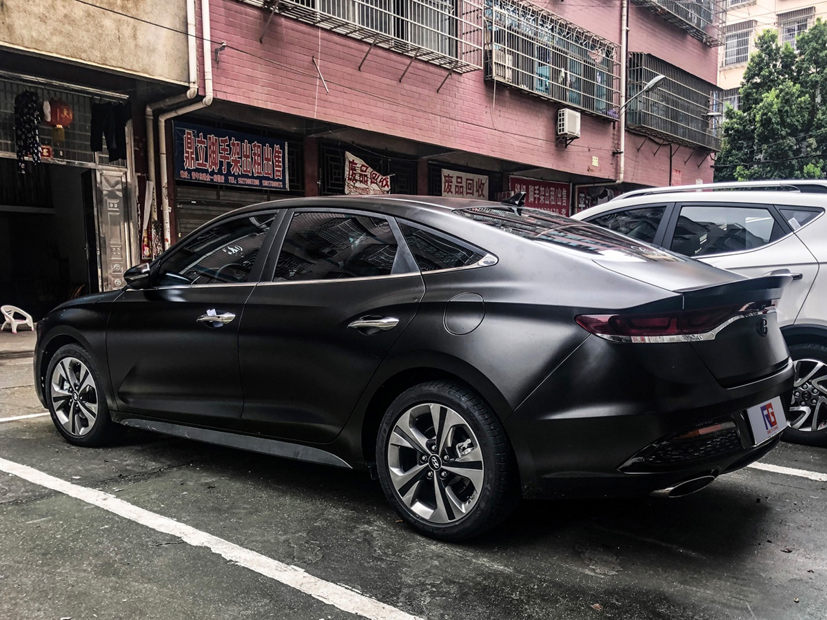 贴膜,小编今天给大家推出的是全网最新的现代菲斯塔车身改色膜电光黑