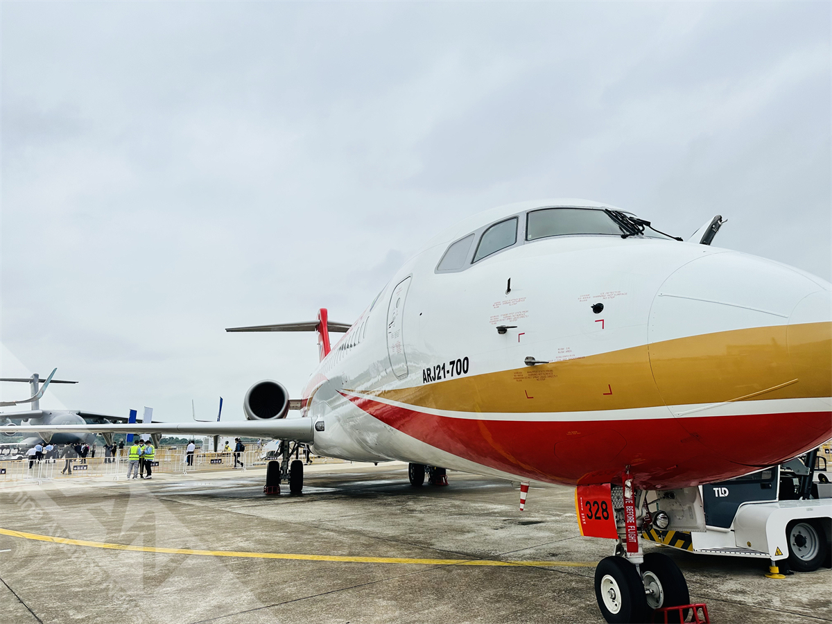 航展上的arj21-700医疗机(摄影:把炜)|医疗|航展|摄影_新浪新闻