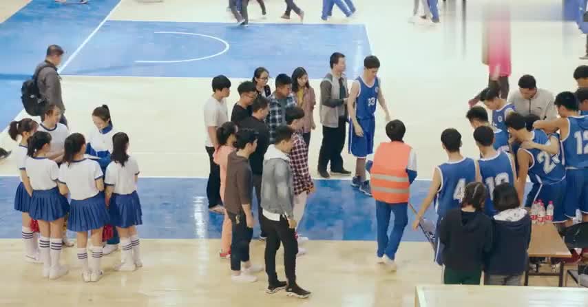 班长被罚打扫整个篮球场 哪料校草把全班人找来了 这是真爱啊