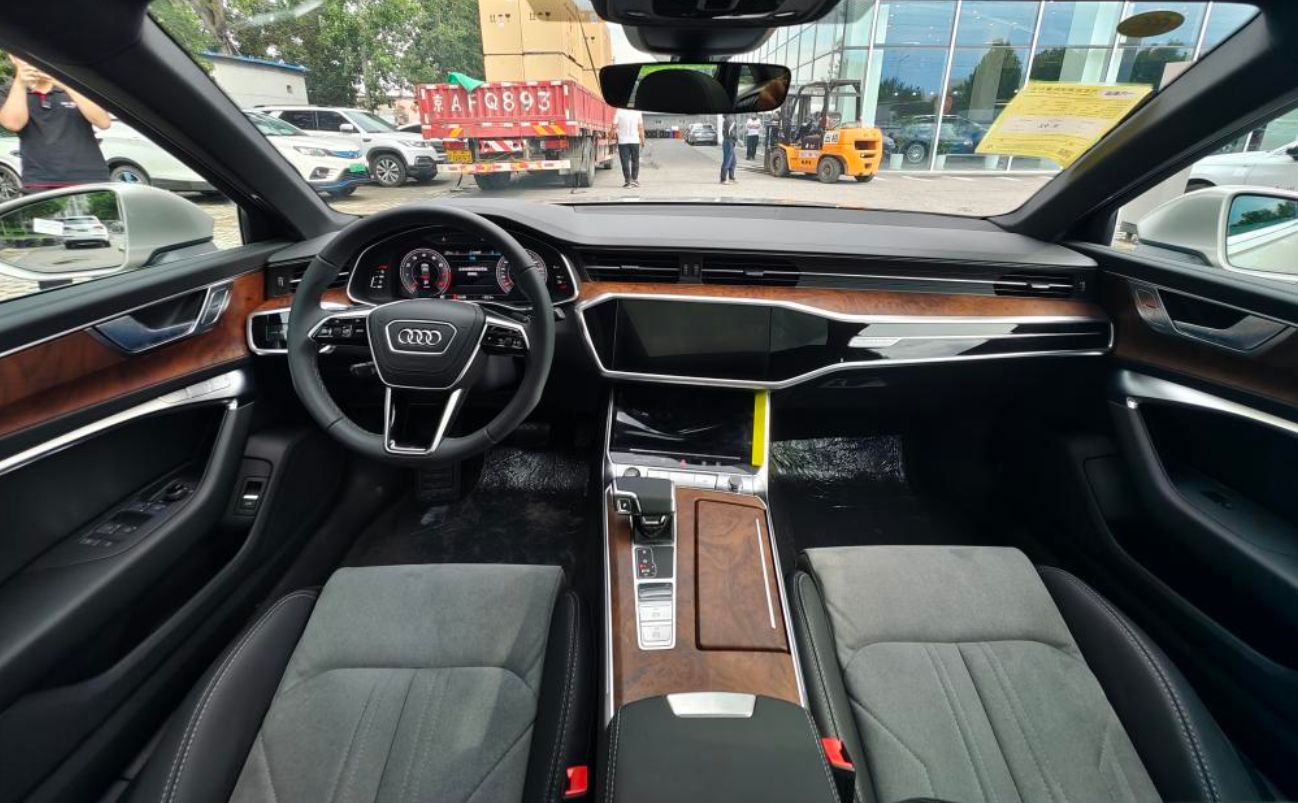 燃油版本绝唱！中期改款奥迪A6L实车到店:提供两种外观，7月上市休闲区蓝鸢梦想 - Www.slyday.coM