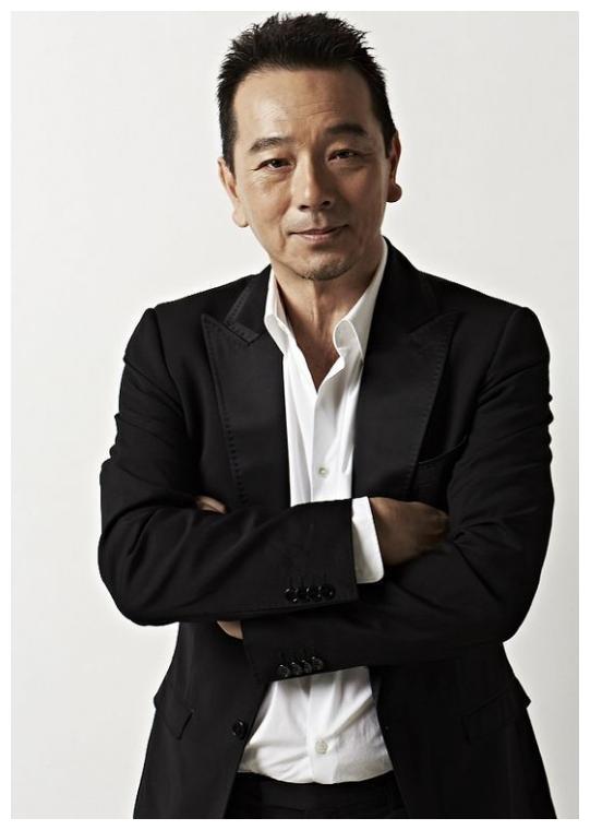 台上是富豪专业户,台下却"租衣服度日",老戏骨张晨光的双面人生