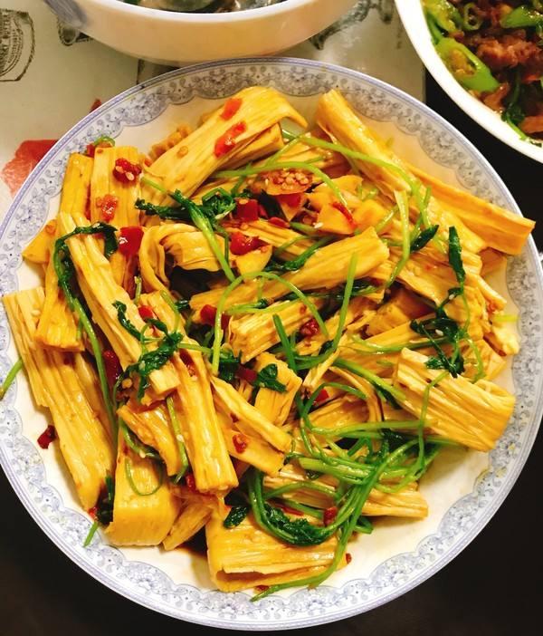 凉拌腐竹,经典家常菜,下饭菜必备,家庭聚餐的首选凉菜__财经头条