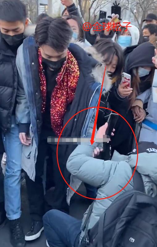 张艺兴春晚彩排路透曝光遇男粉丝摔倒随手扶起颇暖心