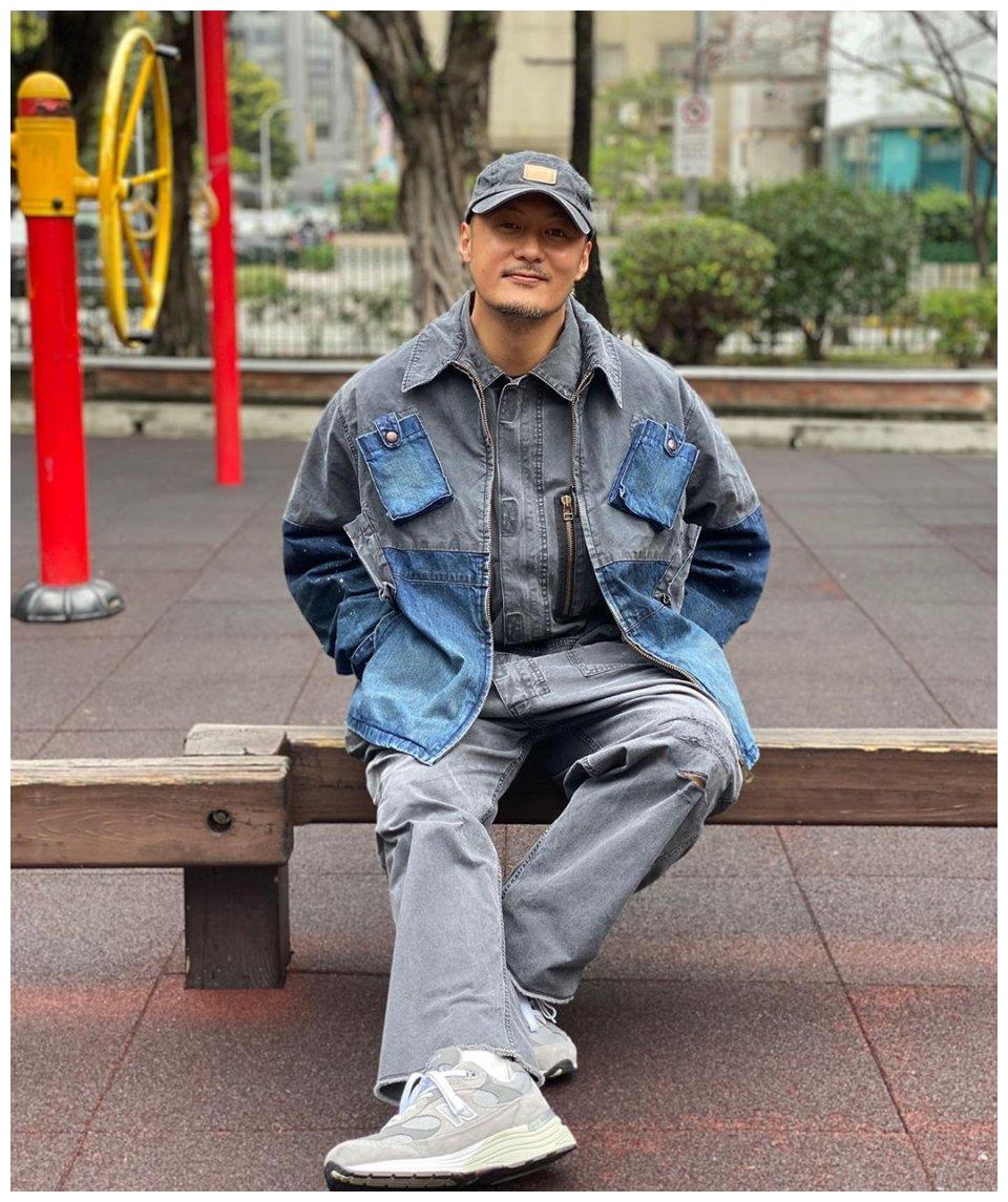 余文乐罕见晒全家福,夫妻俩嘟嘴卖萌,奶爸满脸幸福肥