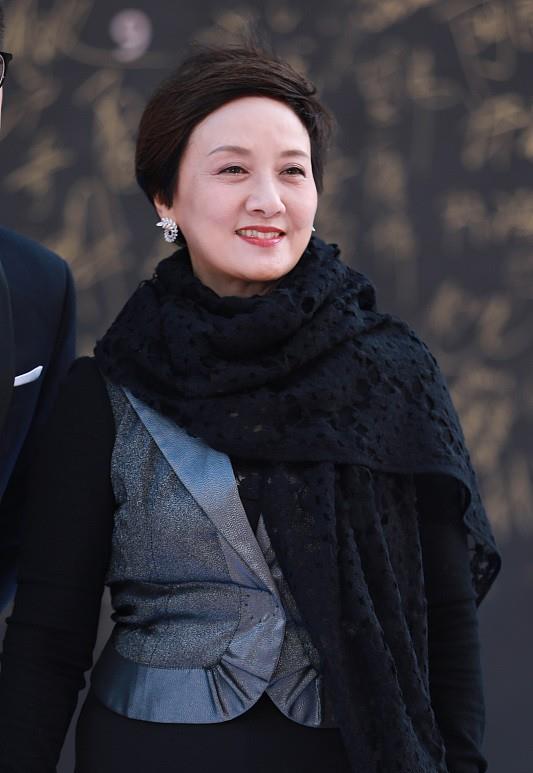 邓婕怎么保养的?60多岁还那么美,一身黑色挺时髦,很有气质__财经头条