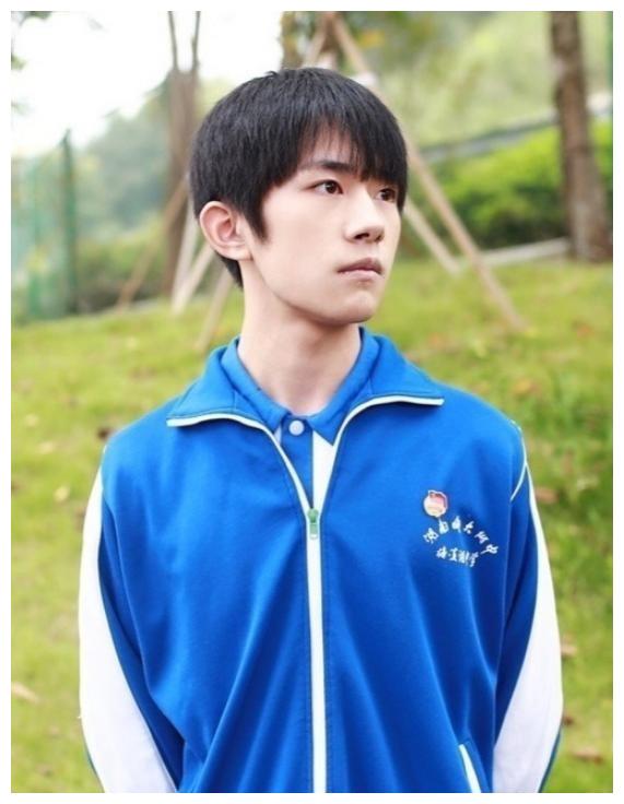 直到高三时期,易烊千玺为了复习功课,才偶尔回到了学校,但是大多数