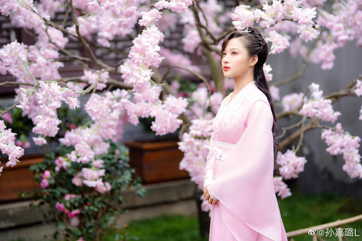 受章子怡赏识获李成儒赞好看还被打上热搜孙嘉璐宝藏体质盖章