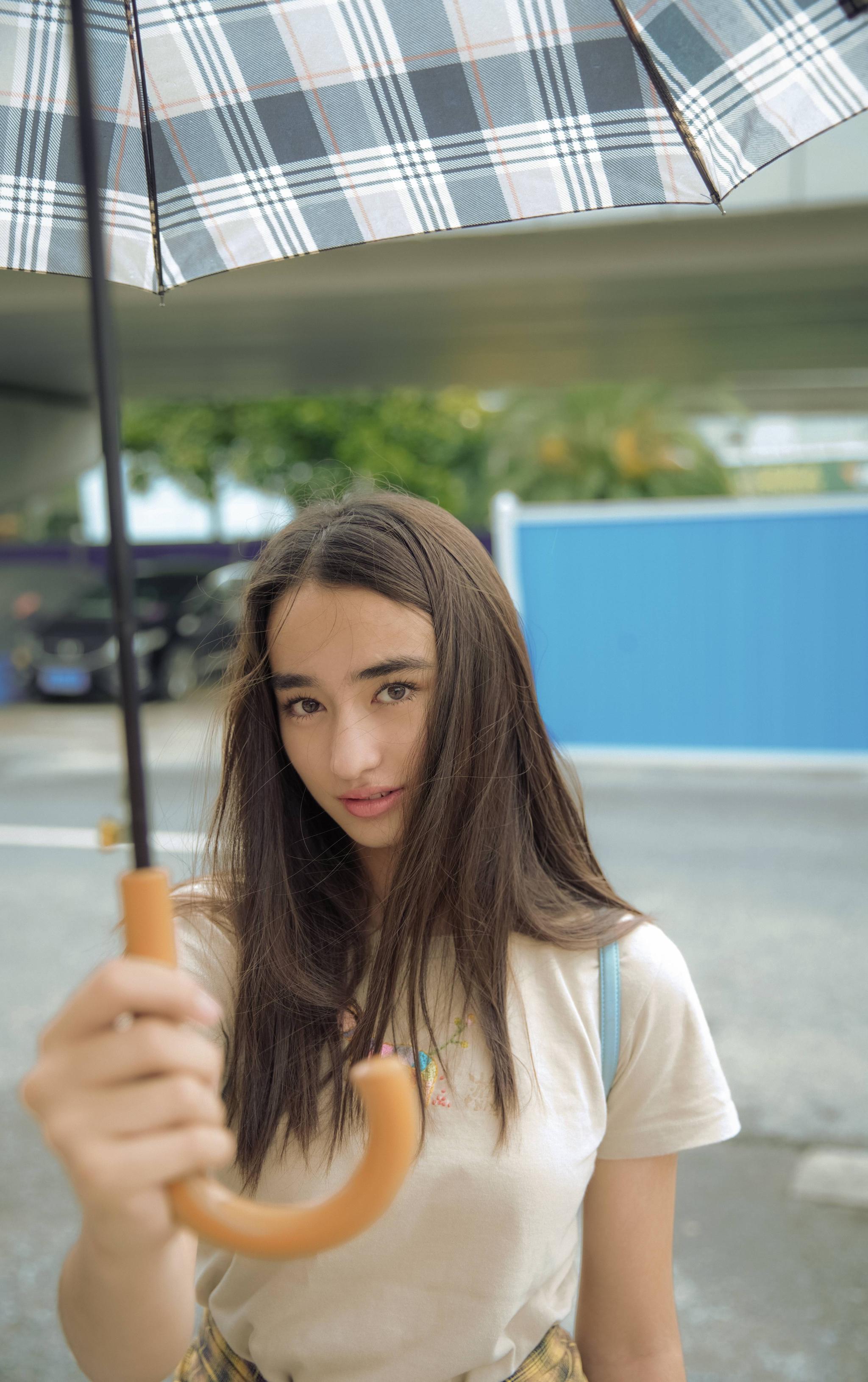 新生代演员李宛妲清新美图露出 花间少女彰显夏日活力