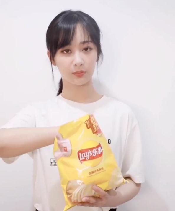 当时杨紫是受邀王源的挑战,也让工作人员买来了一包乐事薯片,从画面当