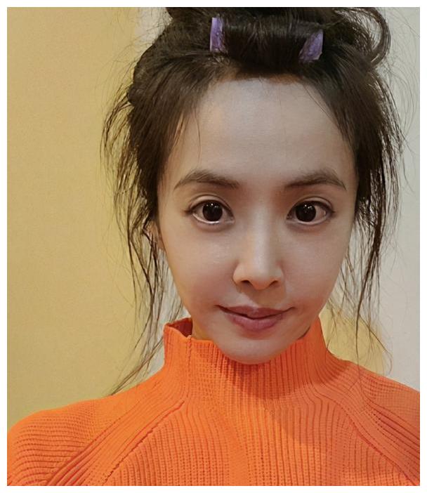 40岁蔡依林晒怼脸自拍,丸子头卷刘海很减龄,无惧素颜出镜__财经头条