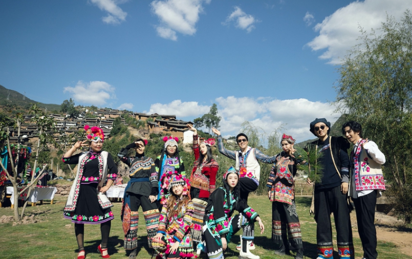 黄圣依身着大红色彝族民族服饰头戴彝族传统鸡冠帽笑容甜美