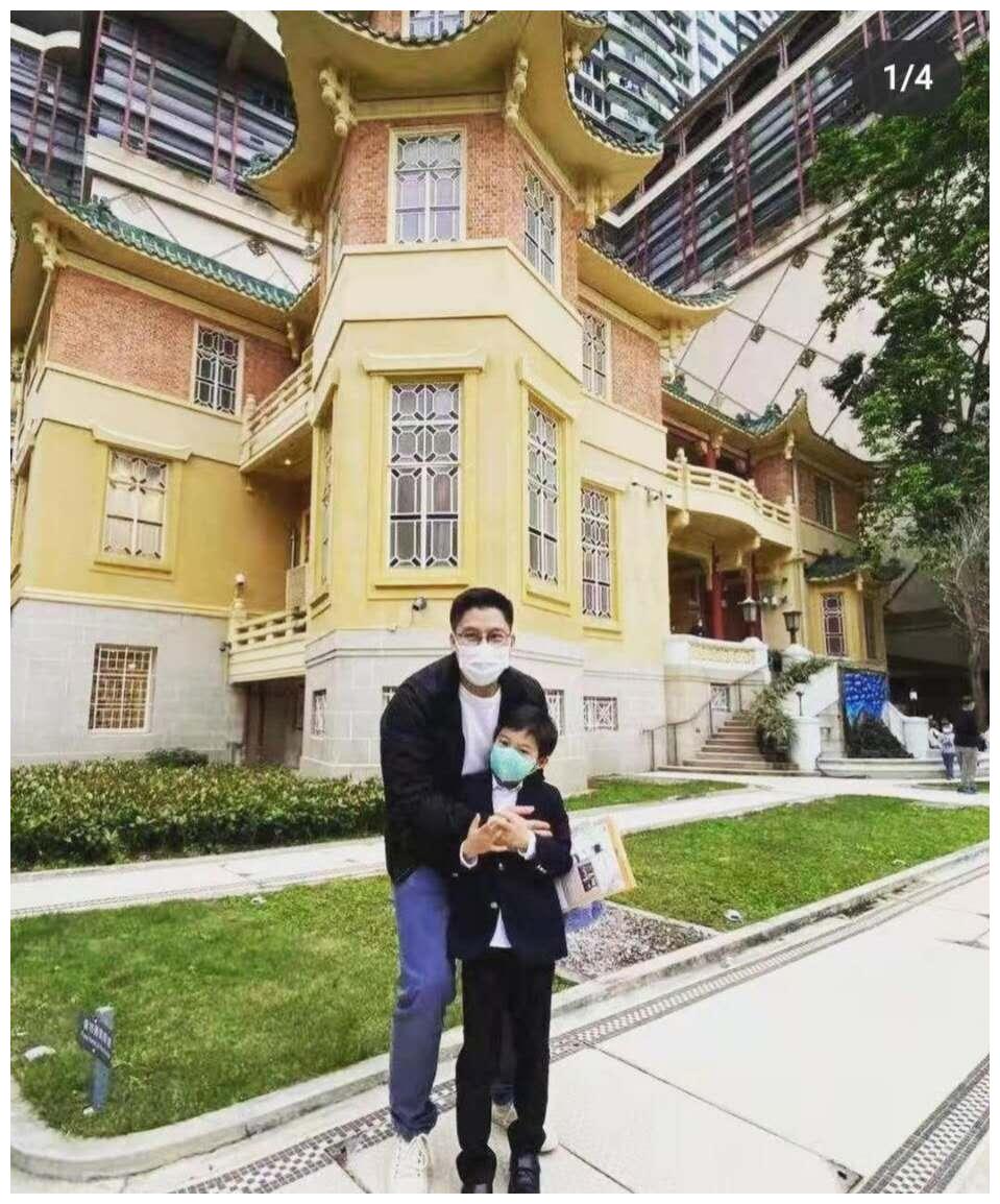 中国好爸爸!霍启刚带儿子出游享父子时光,霍中曦装扮儒雅似爸爸