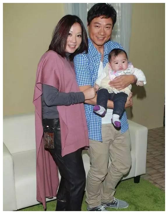 站在黎耀祥身旁,穿着黑色外套的是他妻子梁耀莲,同样是56岁.