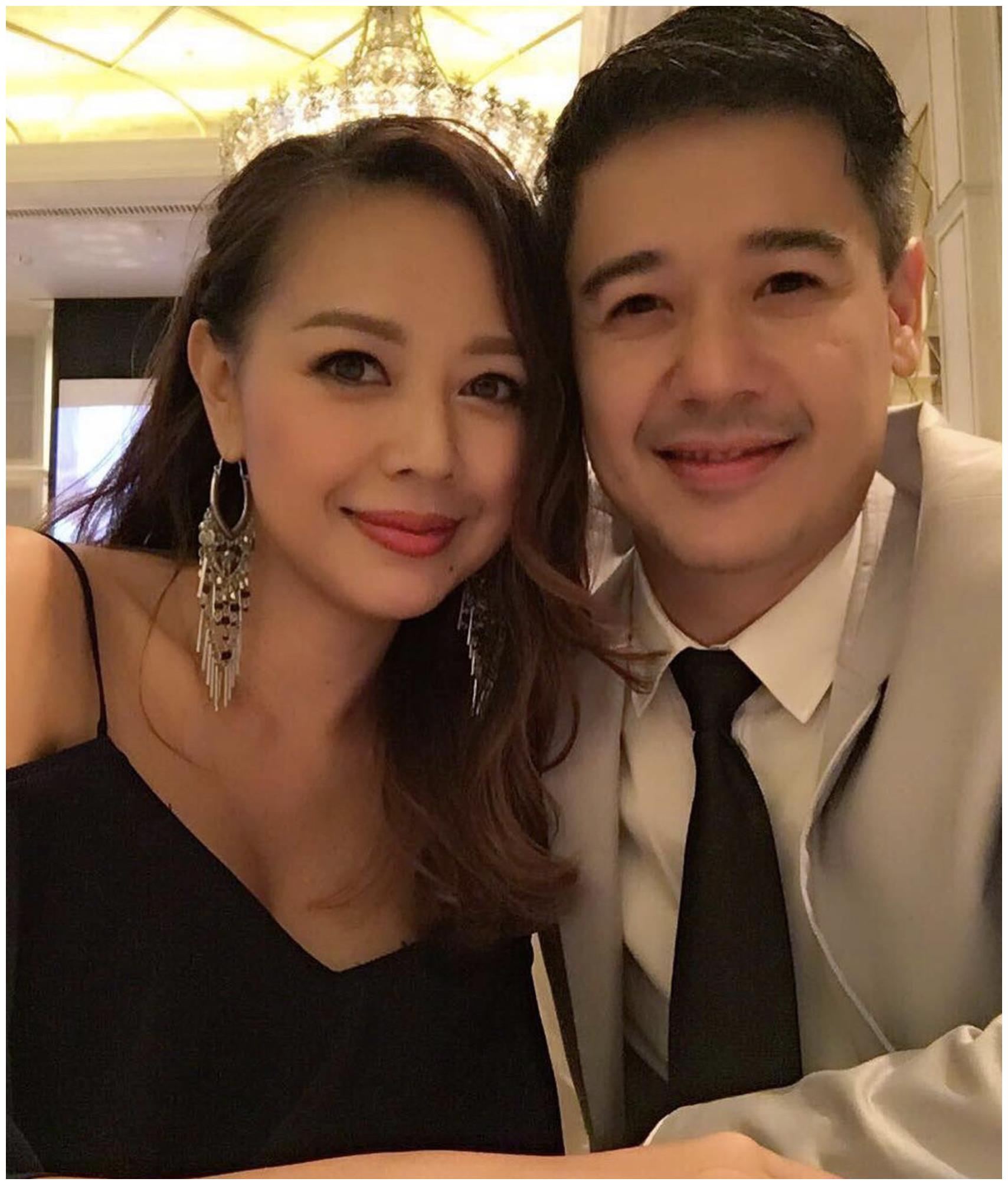 43岁钟丽淇庆结婚十年与丈夫患难见真情最欣慰9岁长女学会走路