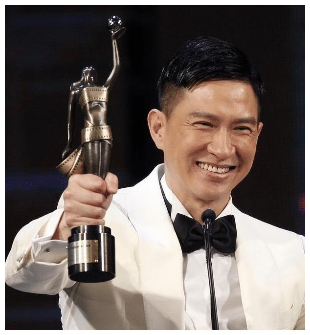 在金像奖颁奖典礼的现场,他们公开接吻,拿到奖杯的时候,张家辉也公开