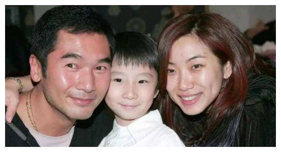 他被初恋抛弃后暴瘦40斤,后娶"最丑港姐",结婚12年仍恩爱如初