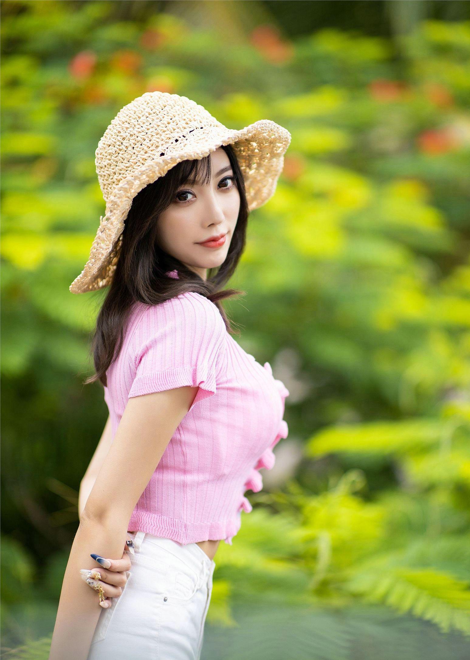 考虑到自己的性格是年轻而阳光明媚的,在优雅减龄的服饰下,这位小姐姐