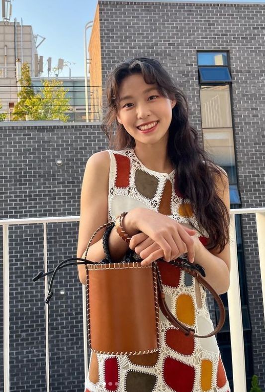 前aoa成员金雪炫sns发照秀 卷发造型可爱|美貌|韩国女艺人|近照_新浪