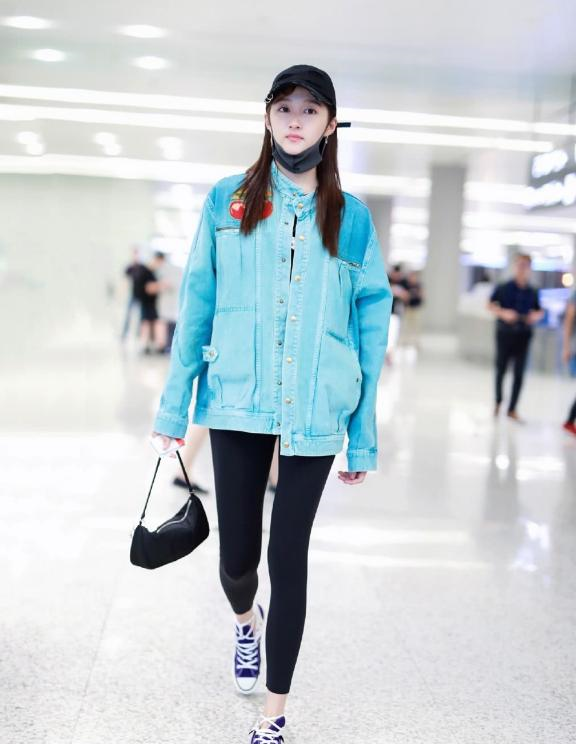 关晓彤还让不让其他女生活,23岁学05后秋裤外穿,秀出这腿我服了