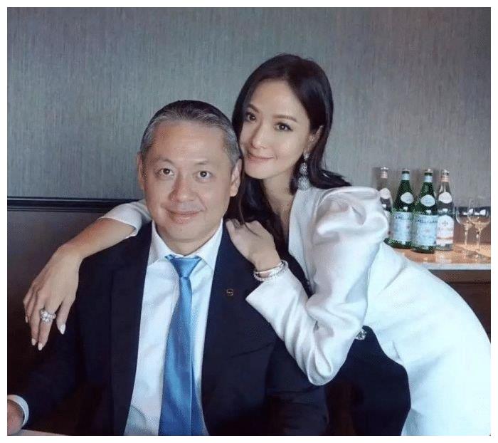 她13岁就被盯上,婚后一宿得13亿,夫妻同框如同"父女"