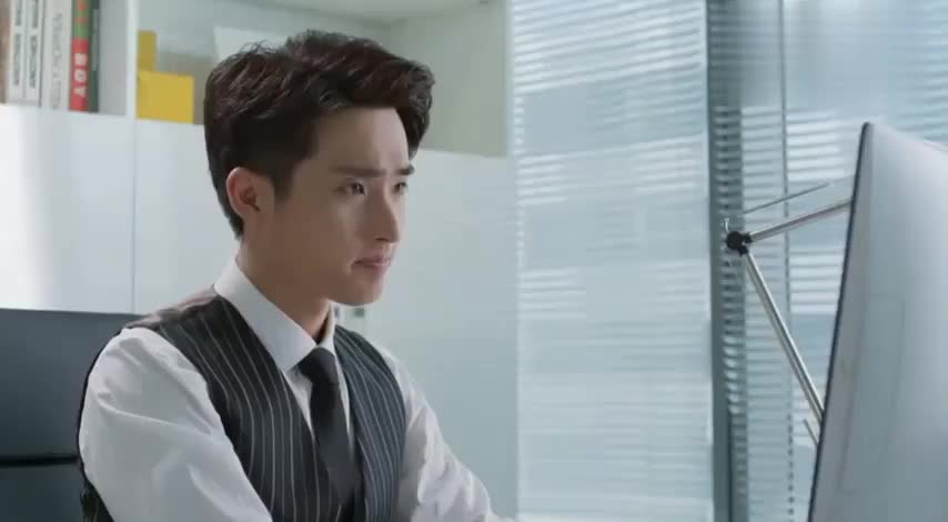 微微一笑封腾话里有话真水都没听懂封腾看向肖奈让你见笑了