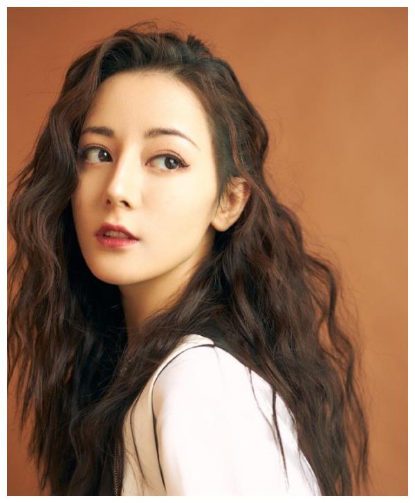 热巴穿西装配皮鞋出席活动,男友力爆棚,蓬松卷发太飒了