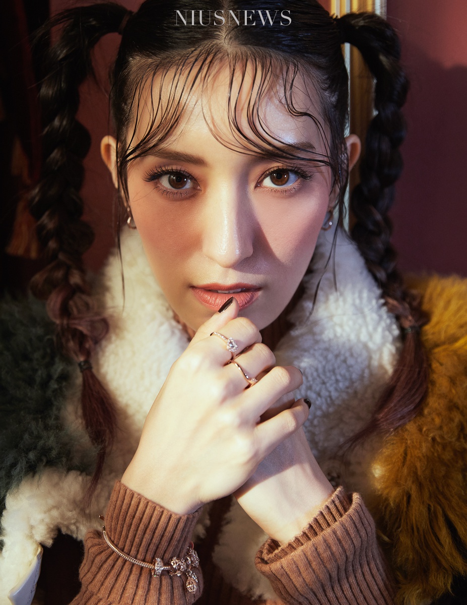 lara梁心颐最新大片 麻花辫双马尾造型复古俏皮__财经头条