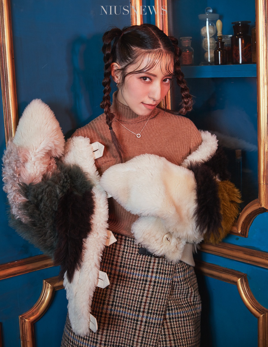 lara梁心颐最新大片 麻花辫双马尾造型复古俏皮__财经头条