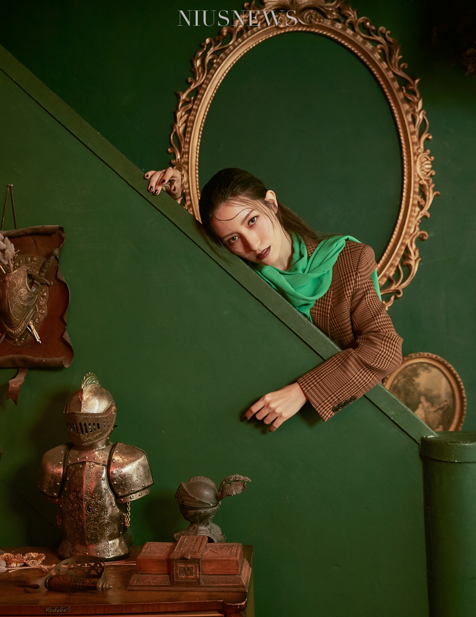 lara梁心颐最新大片 麻花辫双马尾造型复古俏皮