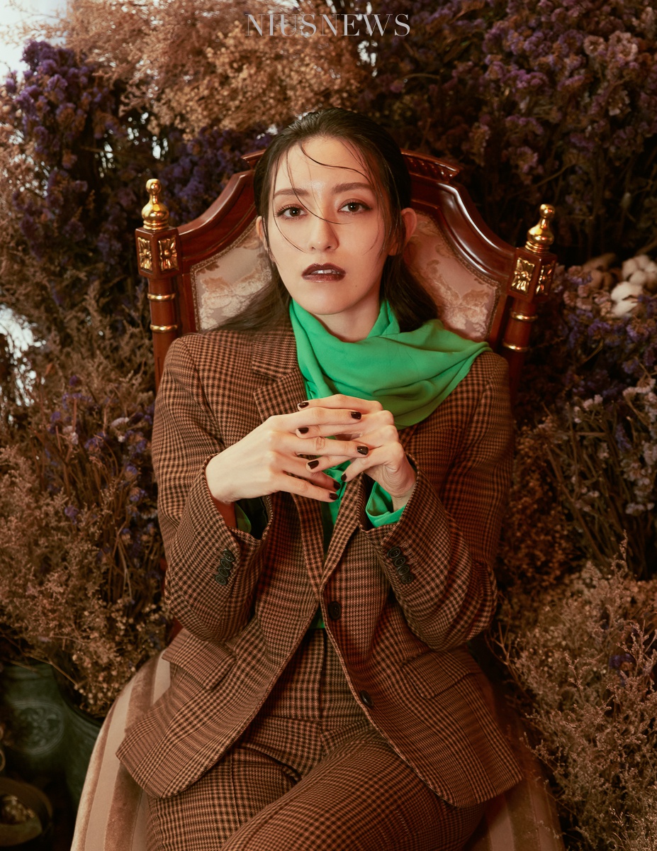 lara梁心颐最新大片 麻花辫双马尾造型复古俏皮__财经头条