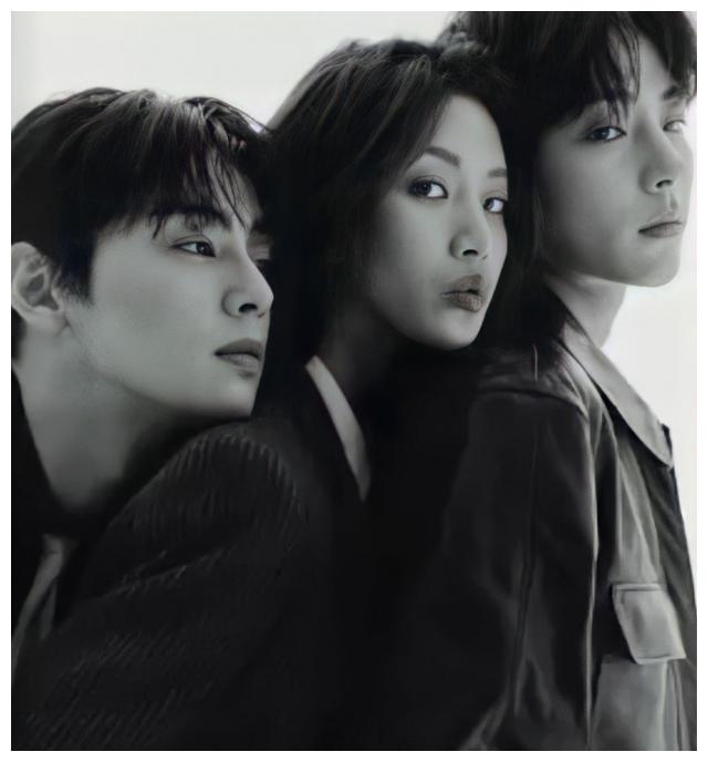 《女神降临》车银优,文佳煐时尚画报公开!三人行氛围心痒痒